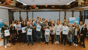 Gruppenbild mit Urkunden