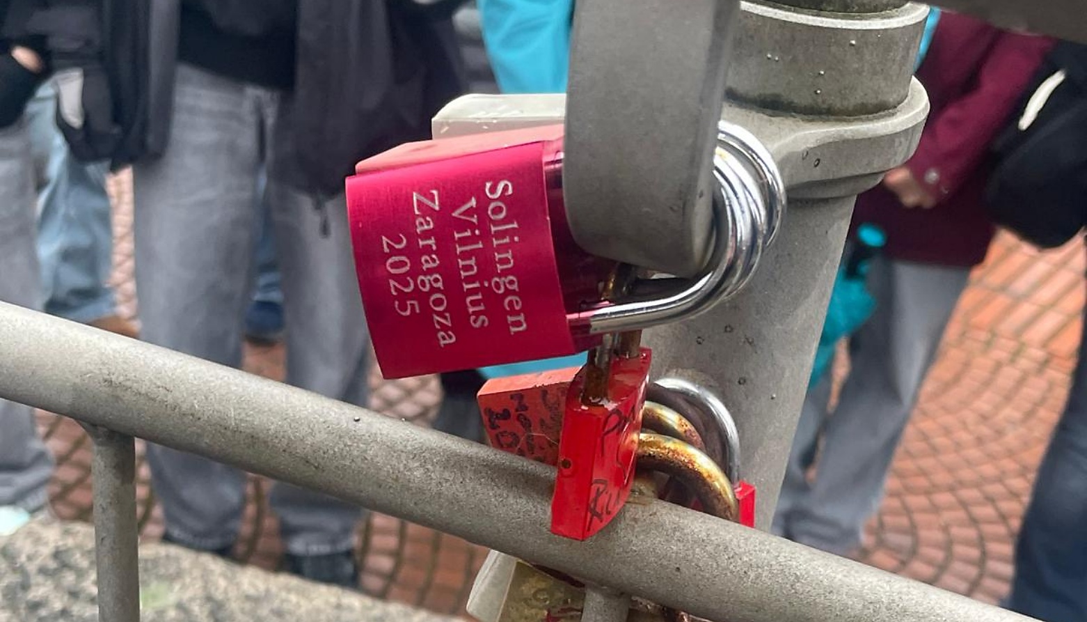 Vorhängeschlösser an Brücke